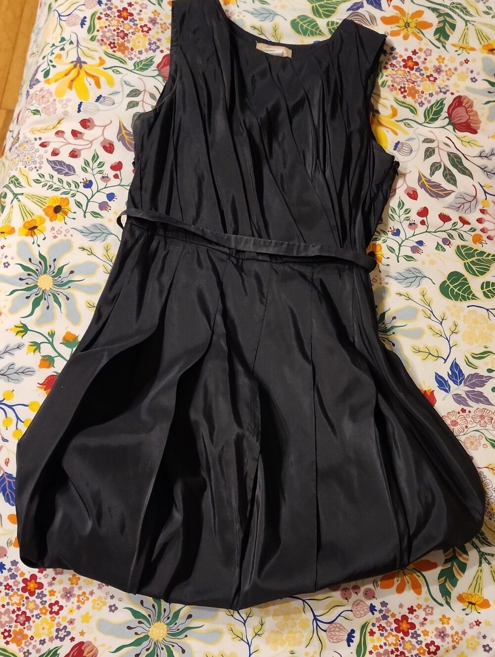 Elegant Sleeveless Black Silk Pleated Dress With Bubble Skirt, Size 6